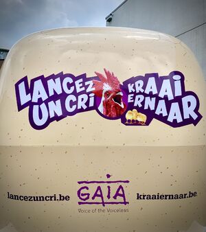 Speckled egg-shaped GAIA trailer with the Kraai ernaar / Lancez un cri logo of a crowing rooster and chicks